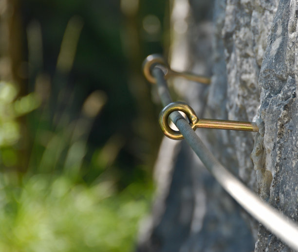 在山里远足。图片下载