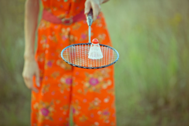女人拿着球拍图片下载