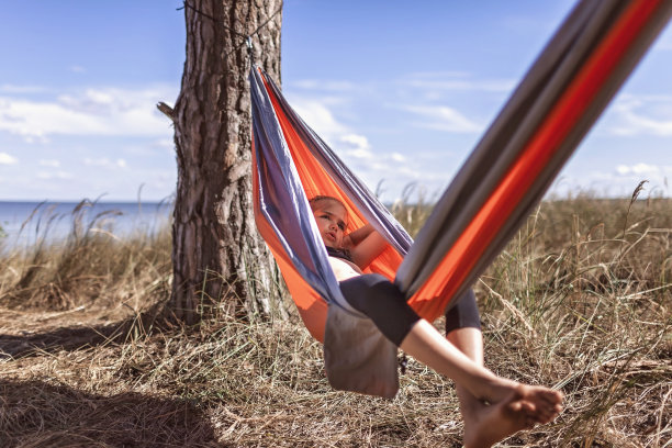 在当地度假期间，女孩在野生森林的吊床上休息，与自然融为一体，数码排毒图片下载