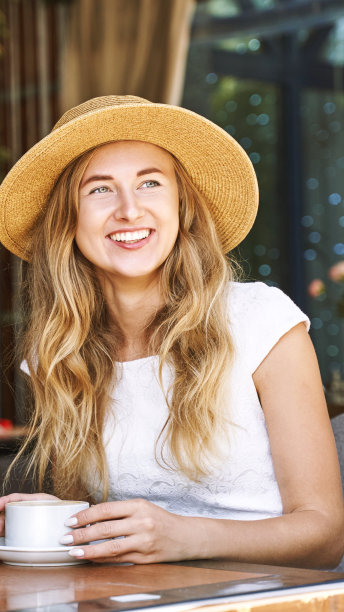 年轻女子在街头咖啡馆喝咖啡。宅度假旅游图片下载