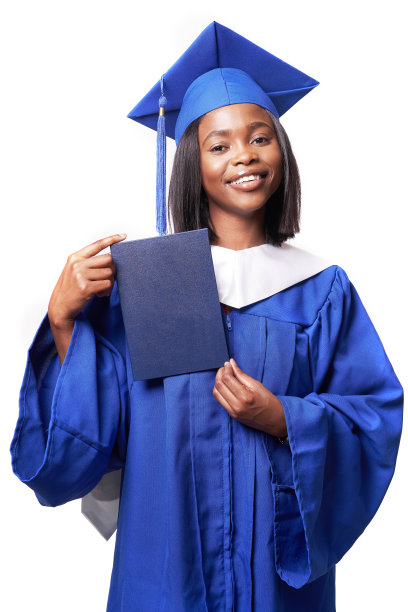 一名身穿蓝色长袍的黑人妇女在白色背景下微笑，并展示了文凭图片下载