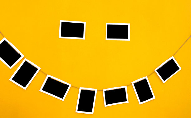 黄色的墙上挂着许多相框图片下载