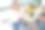 年轻的亚洲创意女性领导者站在办公室做项目演示，与团队畅谈市场营销理念。休闲亚洲人小型商务会议工作坊课程概念。图片下载