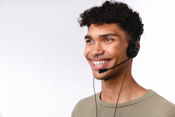 自信微笑的年轻非洲男子调度员孤立在白人背景下图片下载