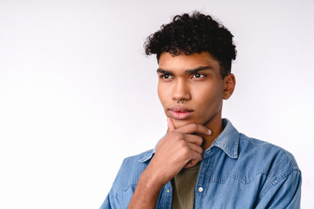 体贴的年轻非洲人在休闲衣服孤立在白色背景图片下载