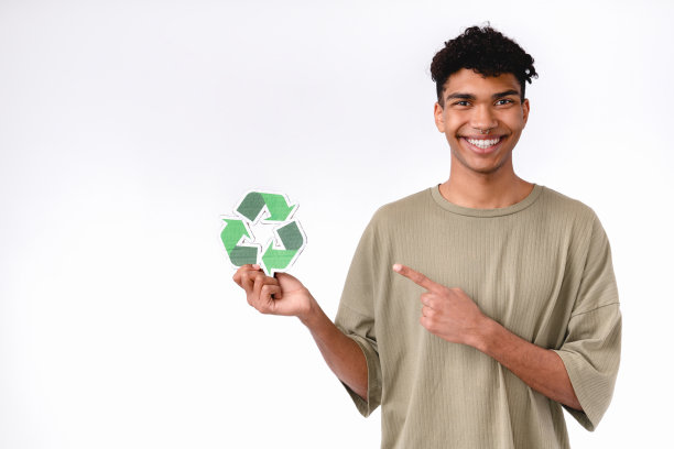 快乐的25岁黑人指着回收标志孤立的白色背景图片下载