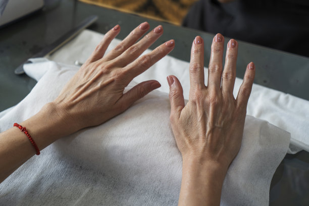 女人的手与美丽的美甲库存照片图片下载