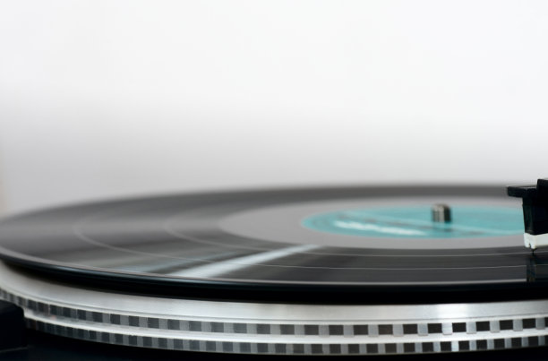 有黑胶唱片的转盘。图片下载