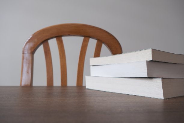 一捆书放在书上。图片下载