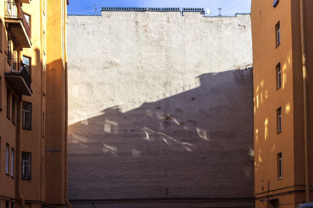 老院子里的房子的外墙，窗户的倒影图片下载