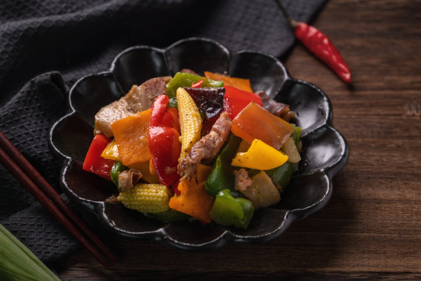 美味的自制七彩蔬菜炒咸猪肉，小玉米。图片下载