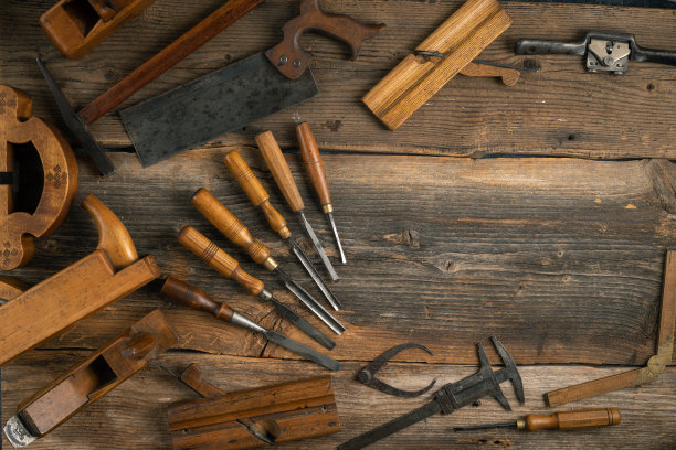 木桌背景上的细木工工具与复制空间图片下载