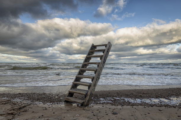 蜿蜒的楼梯穿过云雾，进入天光与天空图片下载