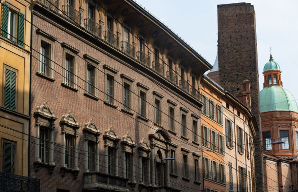 位于意大利艾米利亚罗马涅的博洛尼亚美丽的历史中心图片下载