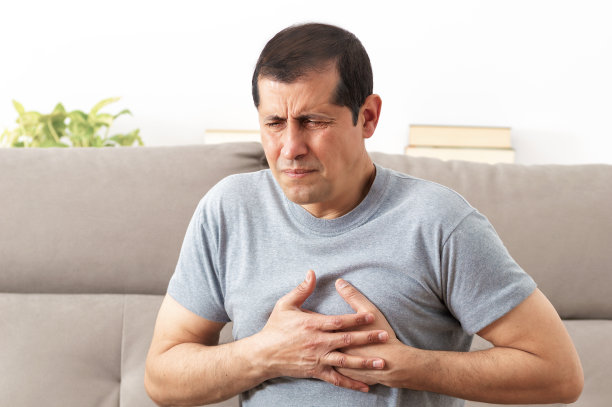 男人痛得捂着胸口图片下载