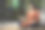 一个年轻女人坐在地板上使用笔记本电脑的肖像:库存照片图片下载