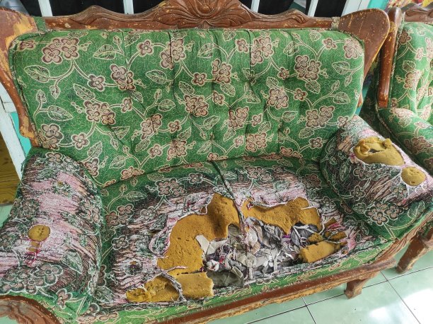 破碎的沙发图片下载