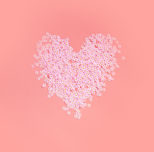 可爱的粉色心用粉红色的雏菊花在色彩鲜艳的彩色背景上俯视图，春天，母亲节，爱情，情人节背景平铺复制空间。图片下载