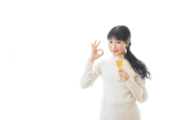 年轻女子用酒指着什么东西图片下载