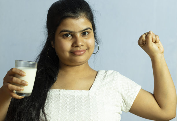 牛奶是健康的饮食图片下载