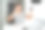 年轻人坐在室内白光明亮的公寓桌子上与朋友通电话。图片下载