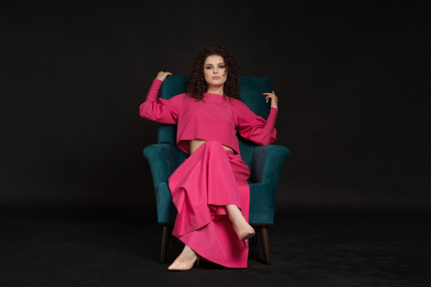 美丽的女性在黑色的背景粉红色的衣服图片下载