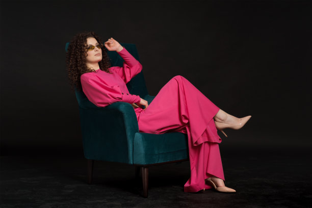 美丽的女性在黑色的背景粉红色的衣服图片下载