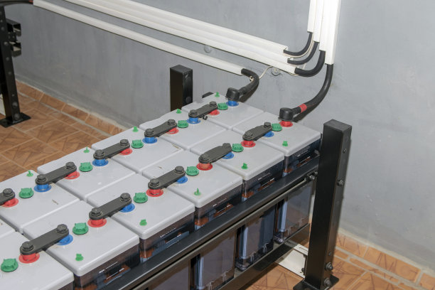 直流蓄电池备份和不间断供电给电厂。大量的动力电池。正-红色和负-蓝色直流电池端子。图片下载