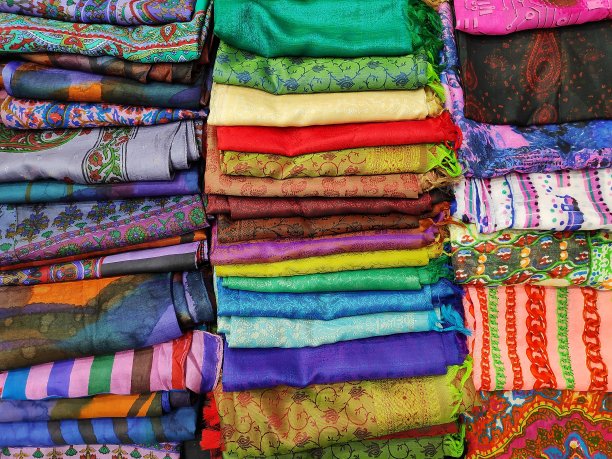 橱窗里陈列着彩色的印度妇女丝绸和棉布披肩。图片下载