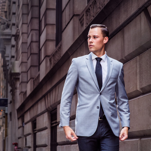 一个年轻英俊的欧洲商人在纽约旅行图片下载