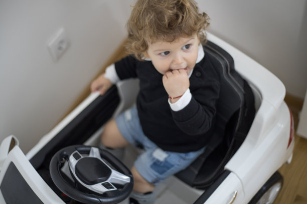 可爱的男孩图片下载