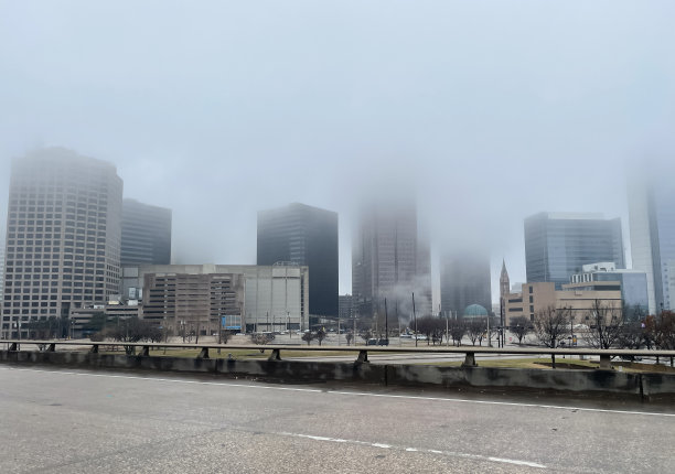 城市建筑笼罩在浓雾中图片下载