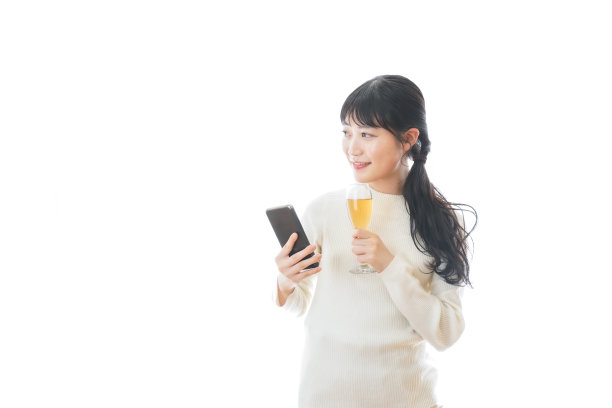 年轻女子在网上喝酒图片下载