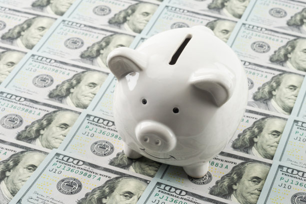 美元背景上的小猪储蓄罐图片下载