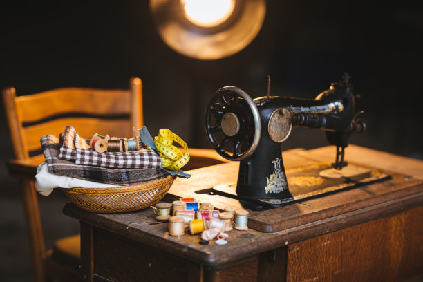 怀旧缝纫机与织物和设计设备图片下载