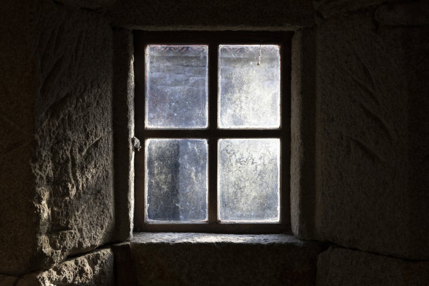 西班牙加利西亚水厂的旧窗户和石墙图片下载