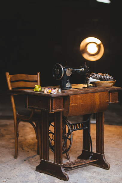 怀旧缝纫机与织物和设计设备图片下载