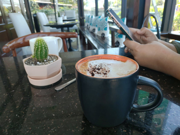 喝咖啡的时间。在咖啡馆喝咖啡的女孩图片下载