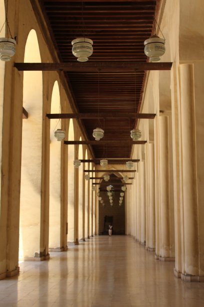 男子站在埃及开罗哈基姆清真寺的走廊尽头图片下载