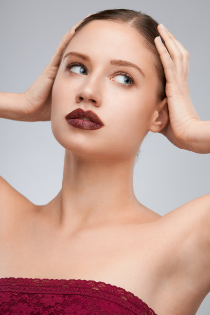 美丽的金发与化妆摆姿势在工作室。图片下载