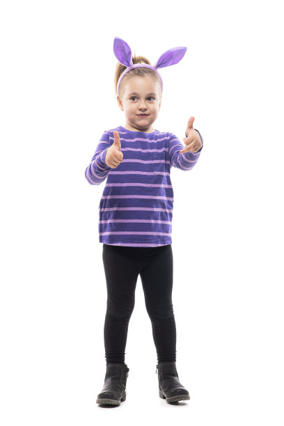可爱的小女孩与复活节兔子耳朵显示拇指向上看别处好奇。图片下载