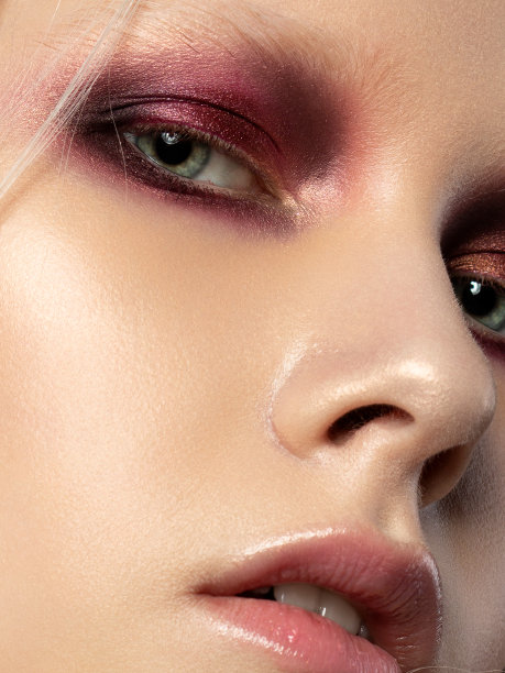 年轻漂亮的女人用时尚的妆容图片下载