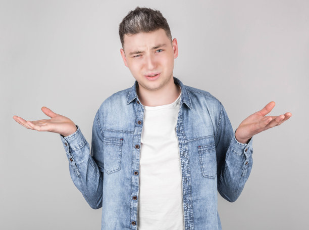 不安的不高兴的人以愤怒的姿态，有一种恼怒的表情，不能接受他身边的批评，绝望地叫喊。年轻男子与某人吵架，试图证明自己是对的。图片下载