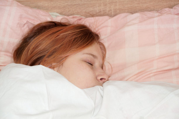 十几岁的女孩在床上睡觉图片下载