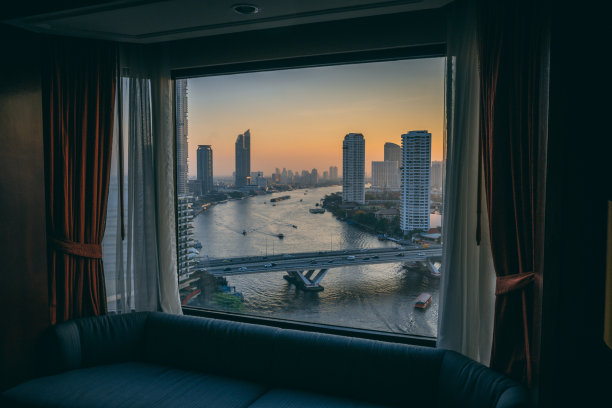 曼谷窗外河上的日落图片下载