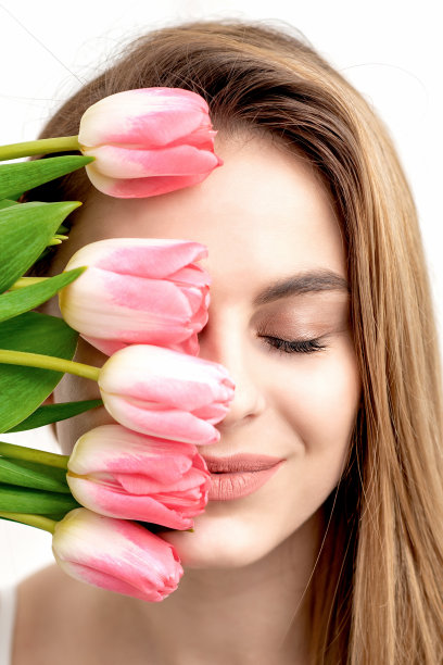 一个戴着粉色郁金香的女人的肖像图片下载