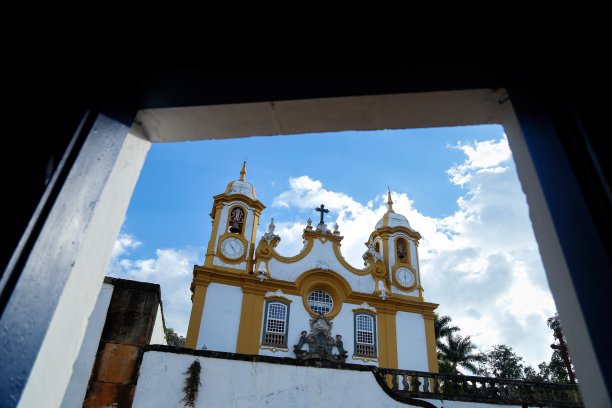 从圣安东尼奥圣母教堂看蒂拉腾德斯图片下载