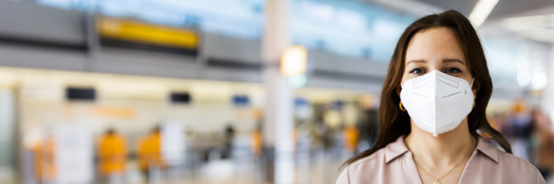 在机场戴口罩的飞机乘客图片下载