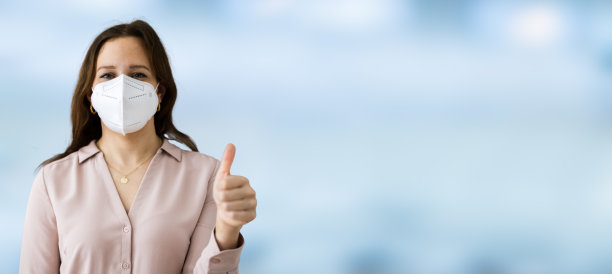 戴着N95医用口罩的妇女图片下载