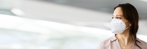 戴着N95医用口罩的妇女图片下载